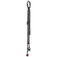 Pendientes de acero inoxidable negros con detalles de cadena Pendiente largo de acero inoxidable negro con detalles de cadena y acentos rojos sobre fondo blanco