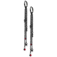 Largos pendientes negros con cadenas y piedras rojas Dos largos pendientes negros con cadenas y pequeñas piedras rojas sobre fondo blanco