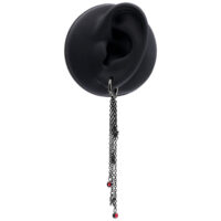 Pendientes negros con colgante de cadena Pendiente negro con largas cadenas y acentos rojos en una oreja de modelo