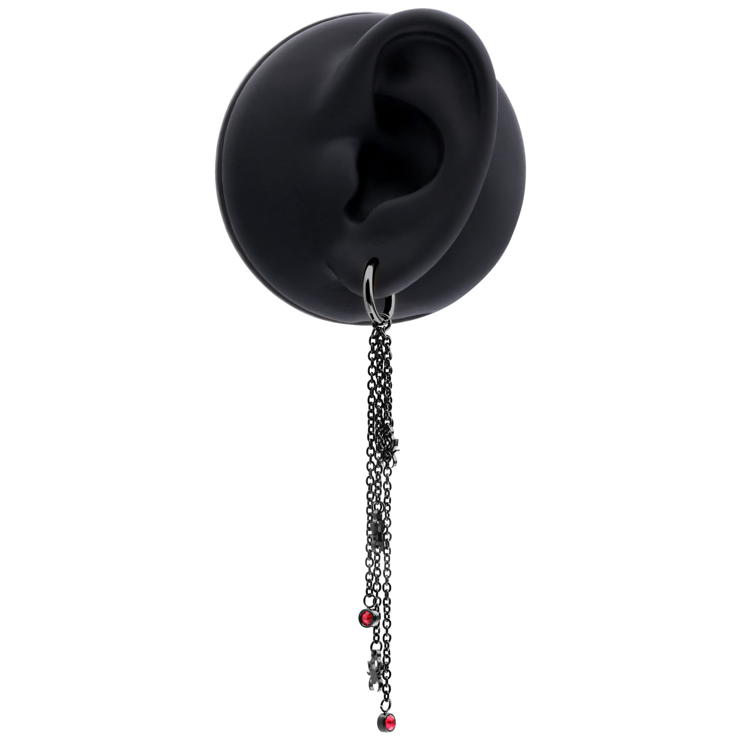 Pendientes negros con colgante de cadena Pendiente negro con largas cadenas y acentos rojos en una oreja de modelo