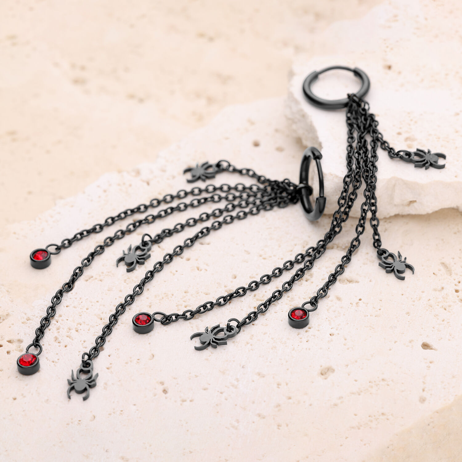 Pendientes de acero inoxidable negros con colgantes Pendientes negros con cadenas y piedras rojas sobre piedra clara