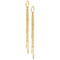 Pendientes colgantes dorados con diseño de cadena Pendientes colgantes largos dorados con cadenas delicadas sobre fondo blanco