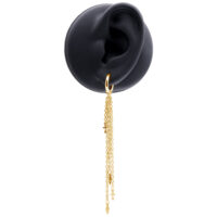 Pendientes dorados con cadenas largas Pendiente dorado con cadenas largas en un modelo de oreja negra
