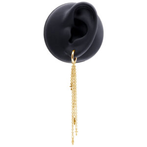 Pendiente dorado con cadenas largas en un modelo de oreja negra