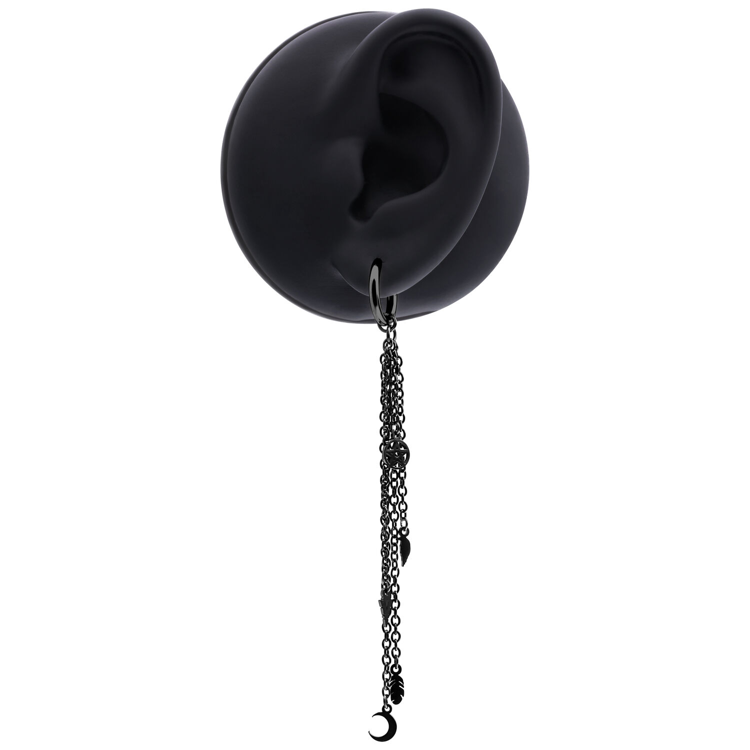Pendiente de acero inoxidable negro con diseño de cadena Pendiente negro con cadenas largas en una oreja artificial sobre fondo blanco