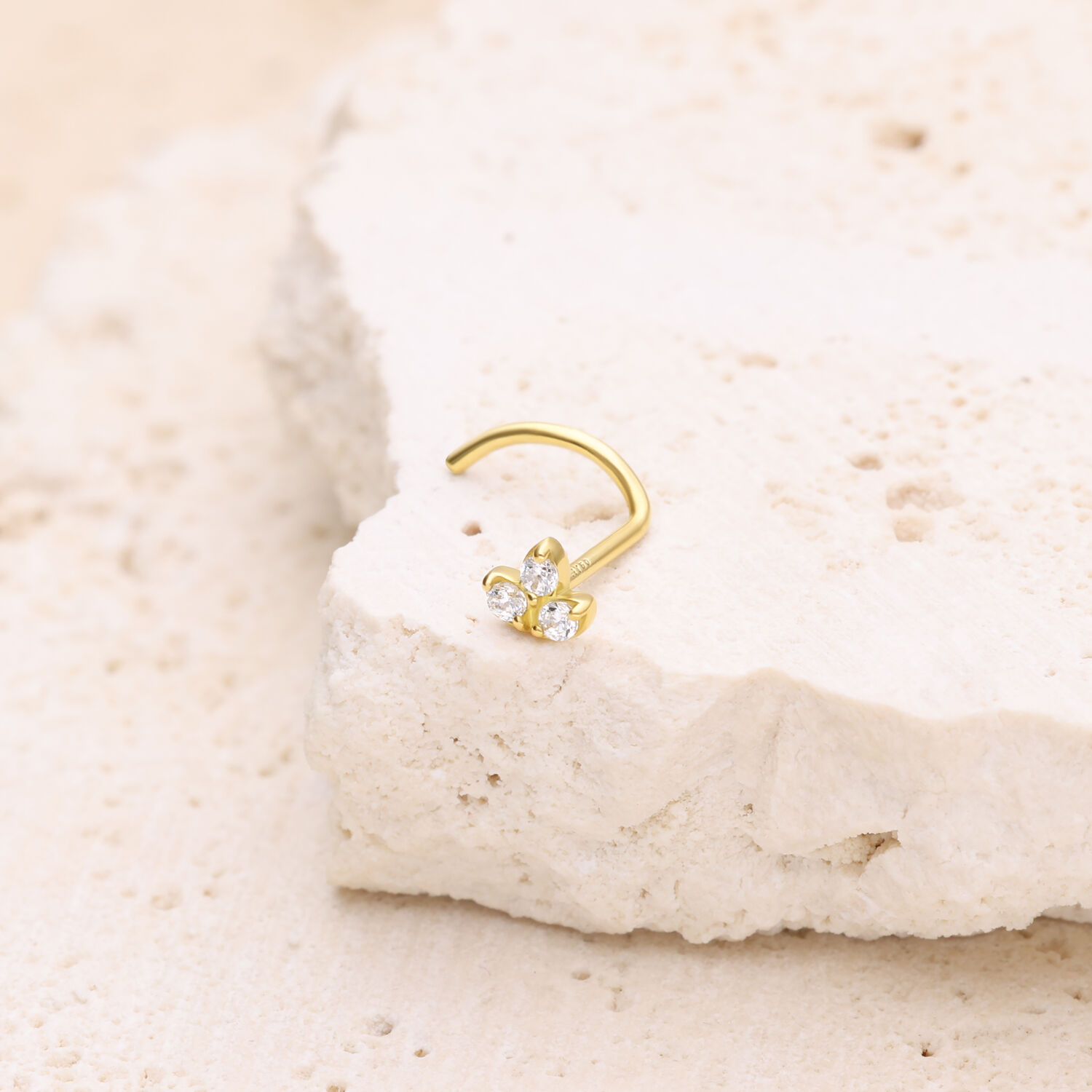 Nasenstecker de Oro de 18K con Zirconia Lotus Nasenstecker dorado en forma de loto con zirconias claras sobre piedra clara