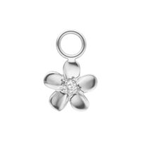 Colgante de flor plateada para piercing Colgante de flor plateada con cinco pétalos y un anillo en la parte superior sobre fondo blanco