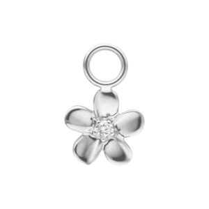 Colgante de flor plateada con cinco pétalos y un anillo en la parte superior sobre fondo blanco