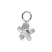 Colgante de flor plateada con circonita Colgante de flor plateada con circonita brillante sobre fondo blanco