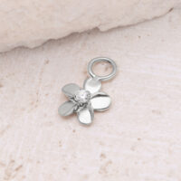 Colgante de flor plateada con circonita Colgante de flor plateada con circonita brillante sobre piedra clara