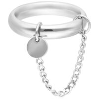 Anillo de plata de acero quirúrgico con cadena y colgante redondo, sobre fondo blanco