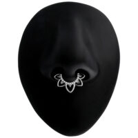 Clicker de septum plateado con motivo floral en nariz de modelo negra.