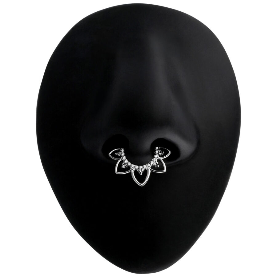 Clicker de septum plateado con motivo floral en nariz de modelo negra.