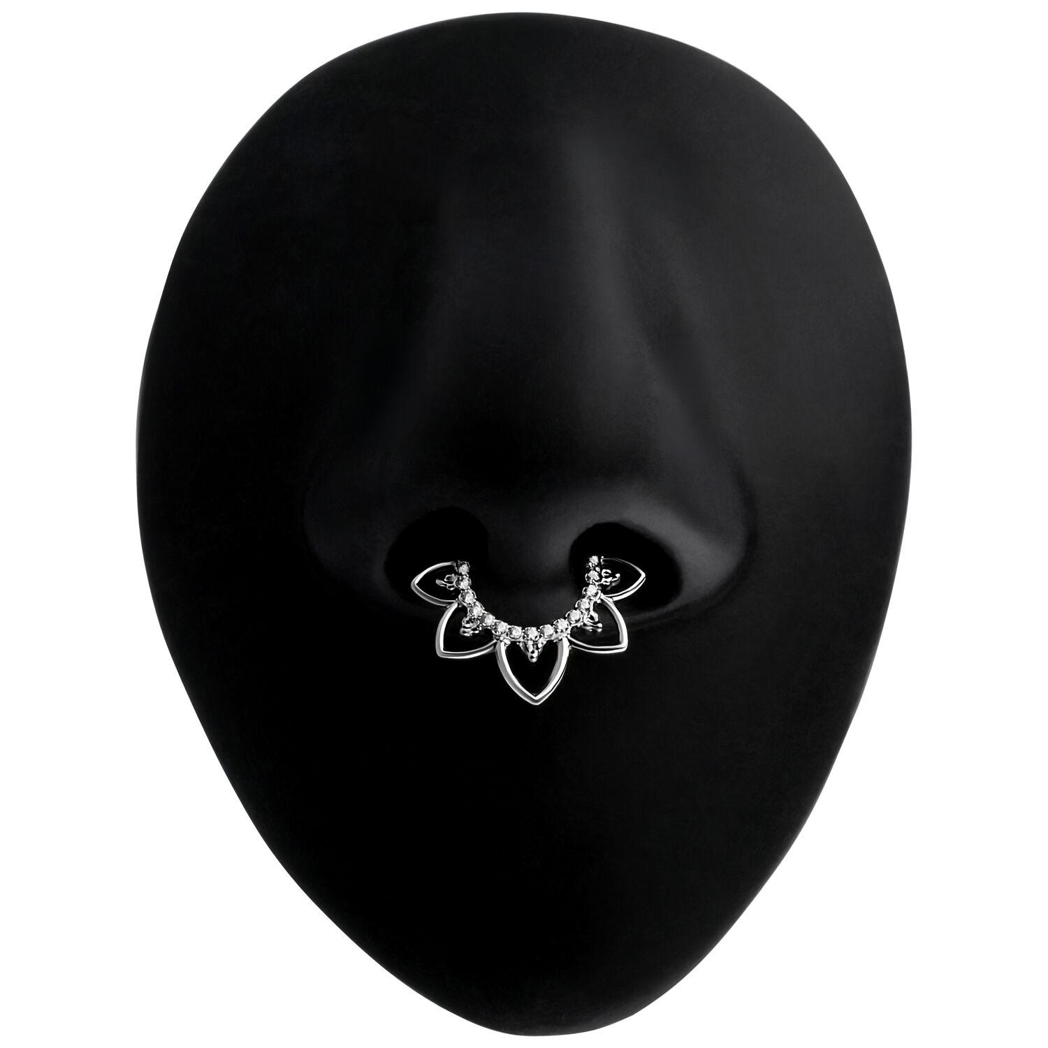 Clicker de septum plateado con motivo floral en nariz de modelo negra.