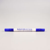 Marcador Mini Squidster de Tatuaje Azul Marcador de tatuaje azul de doble punta sobre fondo claro