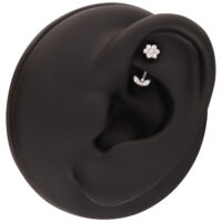 Banana Bell Micro Push Fit de Plata en la Oreja Micro Banana Bell de plata en modelo de oreja negra, una flor de cristal arriba y una fila de cristales curvada abajo