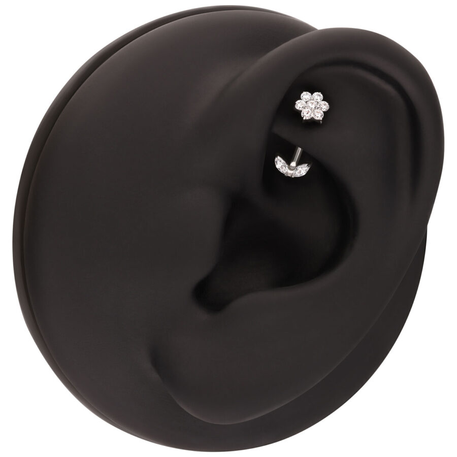 Micro Banana Bell de plata en modelo de oreja negra, una flor de cristal arriba y una fila de cristales curvada abajo