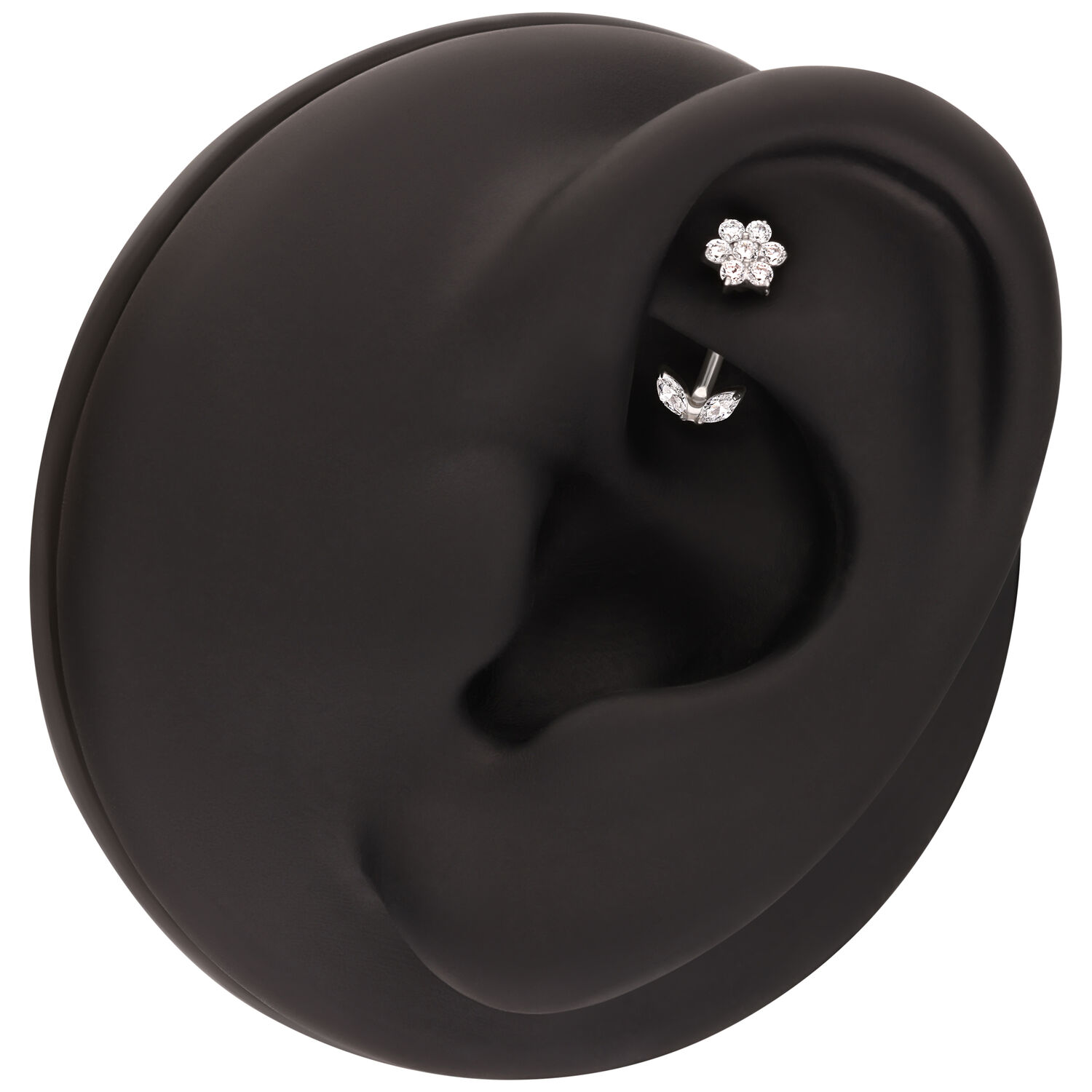 Banana Bell Micro Push Fit de Plata en la Oreja Micro Banana Bell de plata en modelo de oreja negra, una flor de cristal arriba y una fila de cristales curvada abajo