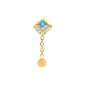 Cadena dorada con colgante de cristal cuadrado y claro, sobre fondo blanco