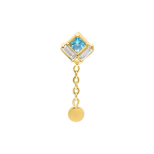 Cadena dorada con colgante de cristal cuadrado y claro, sobre fondo blanco