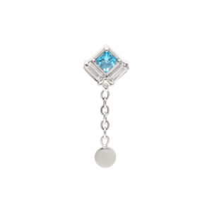 Accesorio de cadena plateado con cristal azul cuadrado sobre fondo blanco
