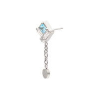 Colgante de cristal plateado con cadena Cristal cuadrado plateado con cadena sobre fondo blanco
