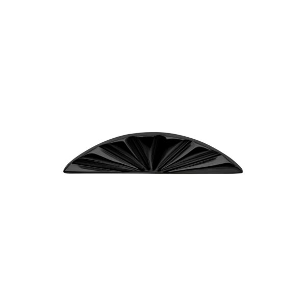 Accesorio metálico negro medio óvalo con textura sobre fondo blanco