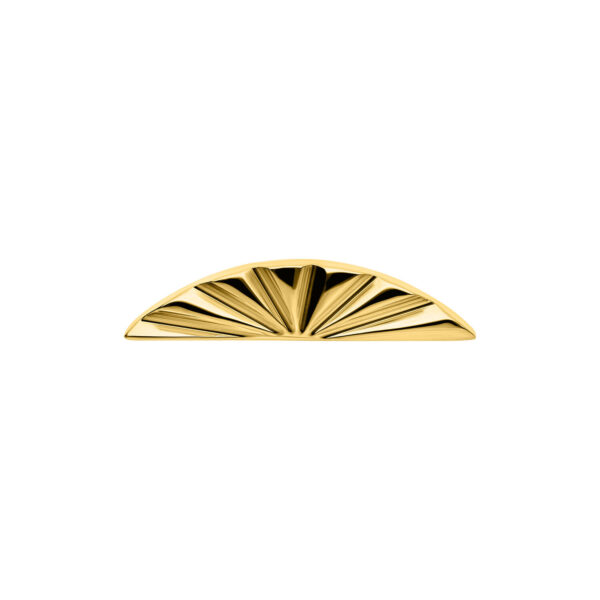 Accesorio metálico dorado en forma de medio óvalo con textura sobre fondo blanco