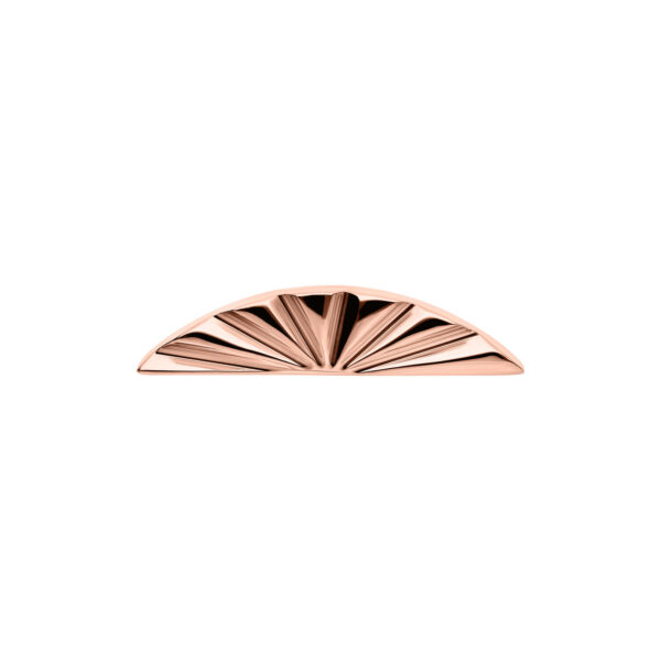 Accesorio Medio-Oval Riffled en oro rosado sobre fondo blanco