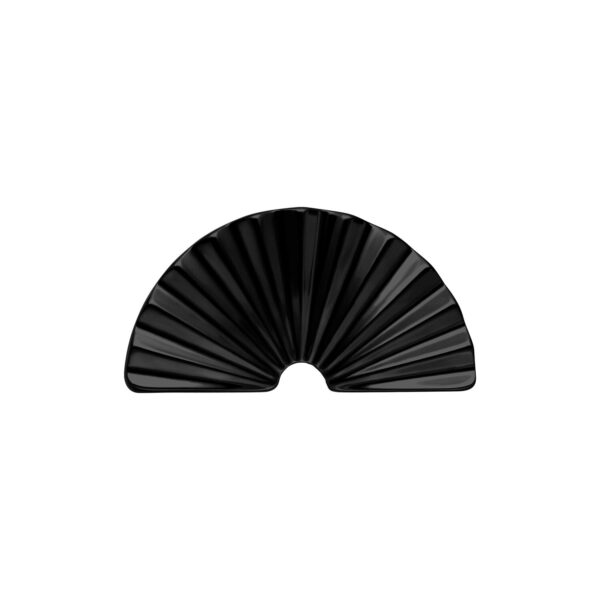 Accesorio semicircular negro acanalado de titanio sobre fondo blanco