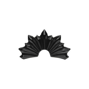Accesorio metálico negro en forma de rayo de sol sobre fondo blanco