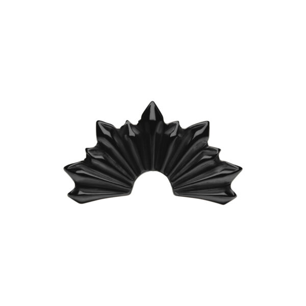 Accesorio metálico negro en forma de rayo de sol sobre fondo blanco