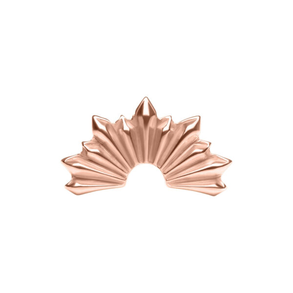 Adorno rosado dorado en forma de rayos de sol sobre fondo blanco