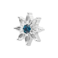 Adorno de Flor con Cristal Turquesa en Oro Blanco Adorno de flor en oro blanco con cristal turquesa, sobre fondo blanco