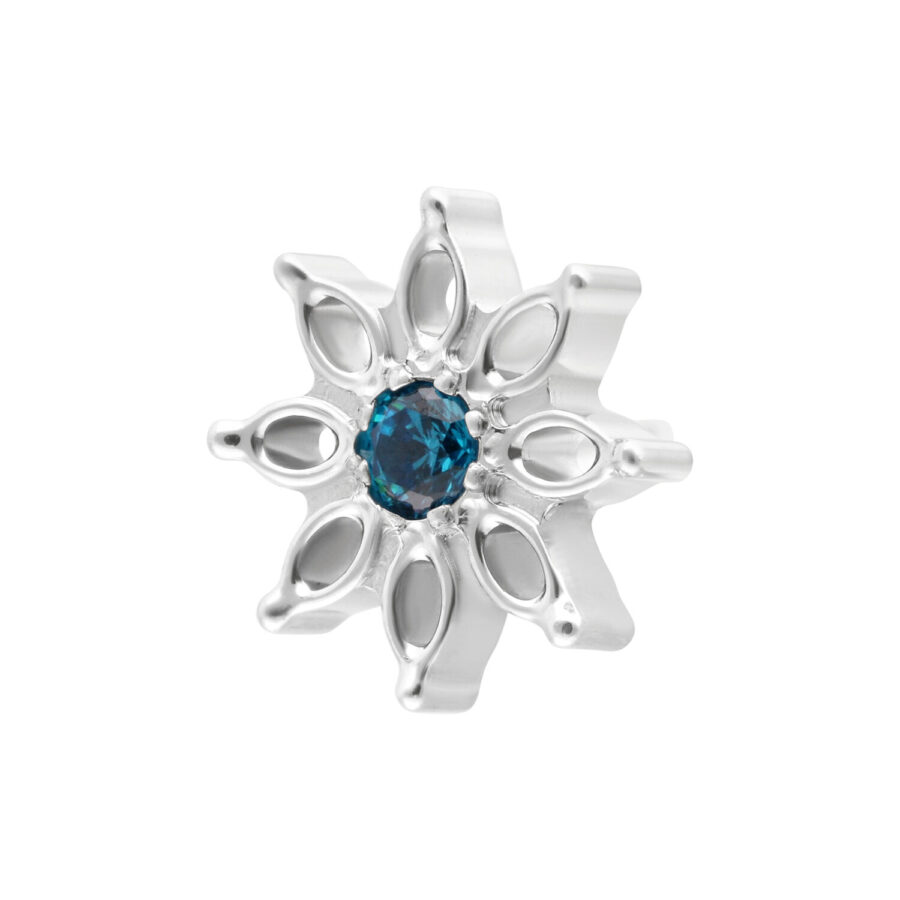 Adorno de flor en oro blanco con cristal turquesa, sobre fondo blanco