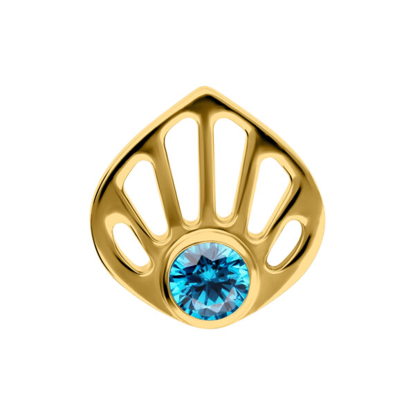 Adorno dorado en forma de concha con cristal turquesa, sobre fondo blanco