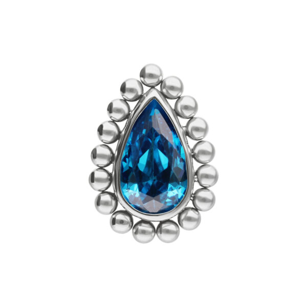 Cristal azul turquesa en forma de gota con perlas plateadas sobre fondo blanco