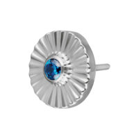 Aplique de oro blanco con cristal turquesa Aplique plateado con cristal turquesa sobre fondo blanco