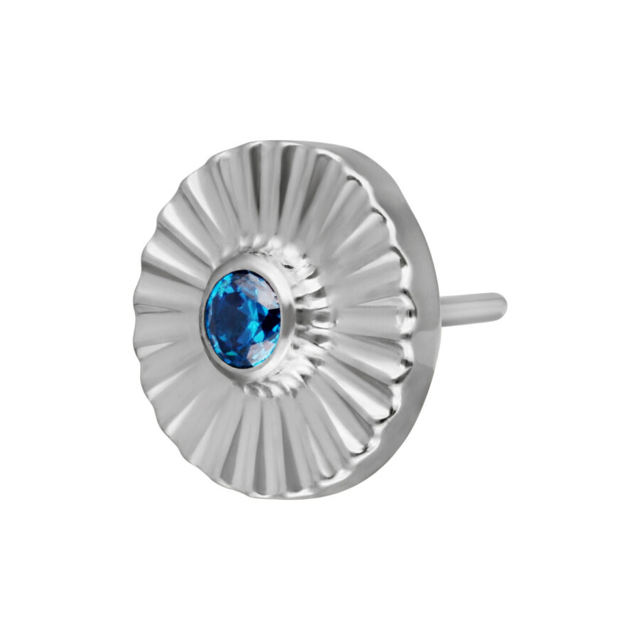 Aplique plateado con cristal turquesa sobre fondo blanco