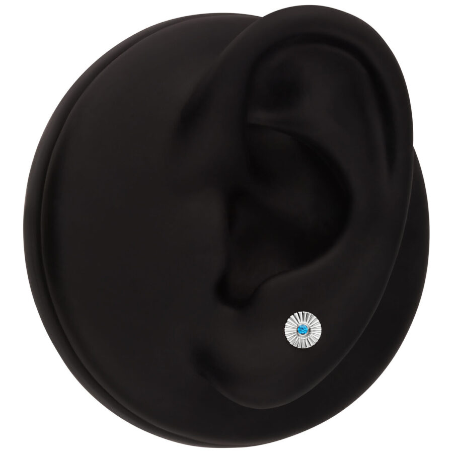 Aplique de oro blanco con cristal turquesa en un modelo de oreja negra