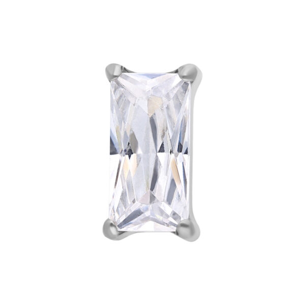 Cristal rectangular claro en montura de titanio plateado sobre fondo blanco