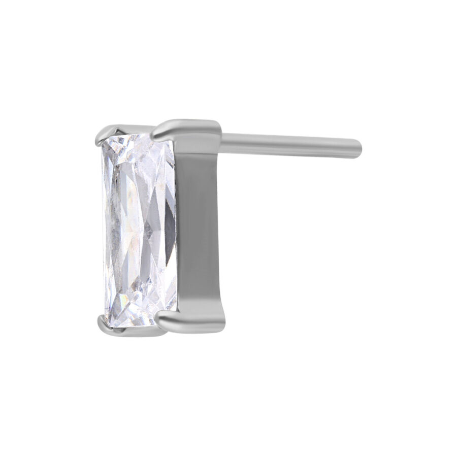 Adorno Push Fit plateado con cristal claro en forma de baguette sobre fondo blanco