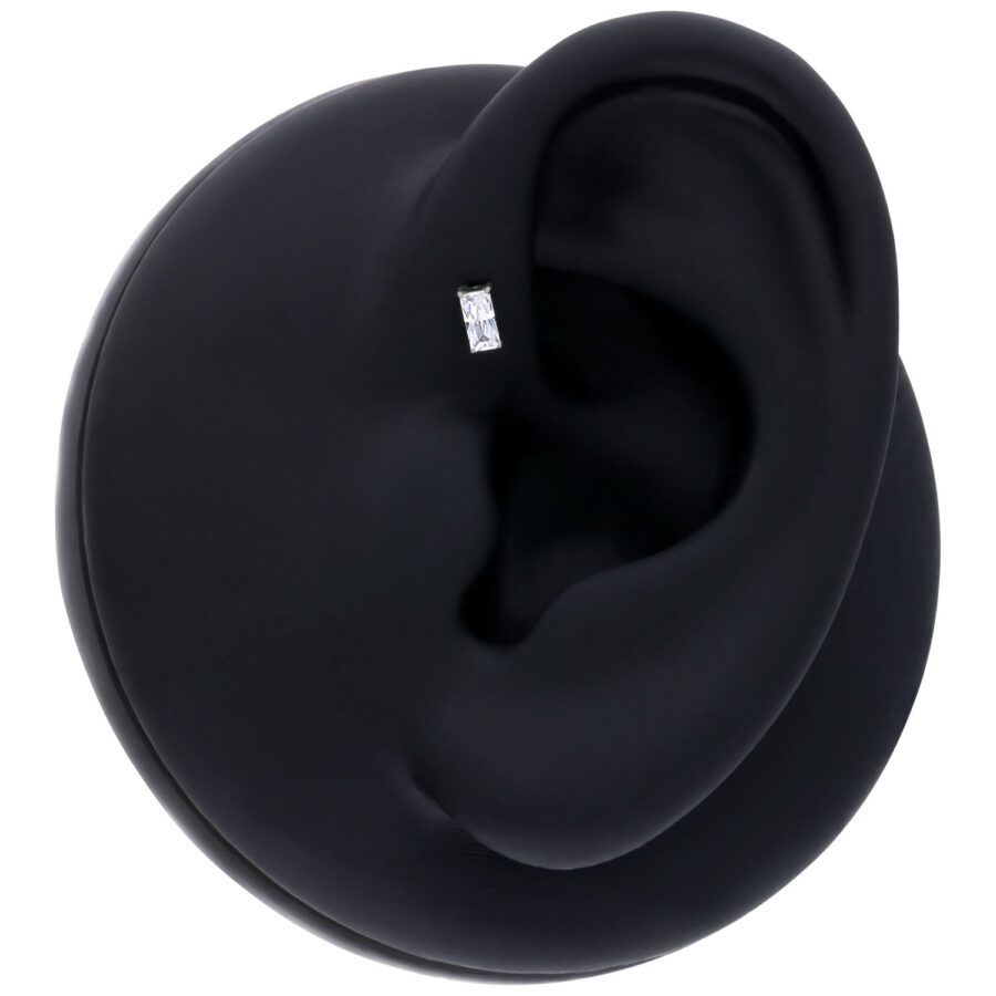 Forma de oreja negra con adorno de cristal baguette claro, foto de estudio
