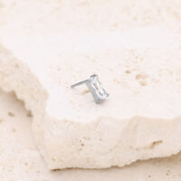 Cristal Plateado para Push Fit Cristal Baguette Plateado sobre superficie de piedra clara