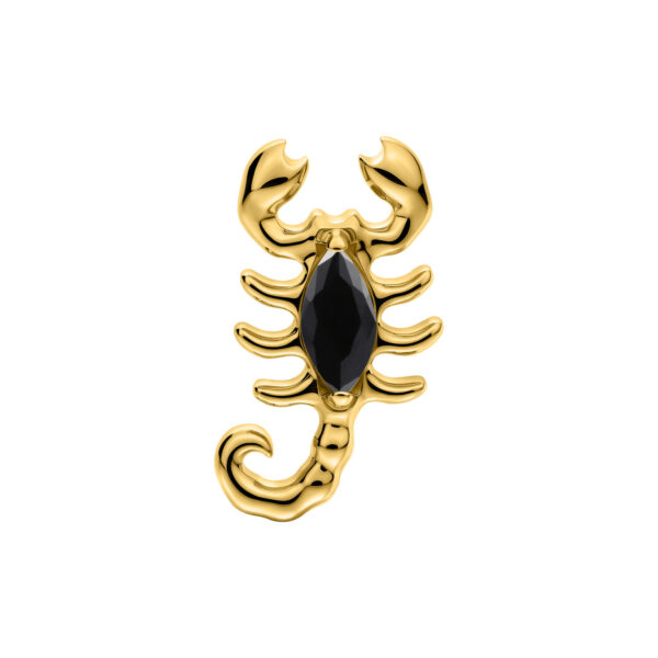 Colgante de escorpión dorado con cristal negro facetado sobre fondo blanco