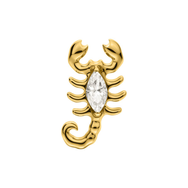 Accesorio de piercing de escorpión dorado con cristal claro sobre fondo blanco