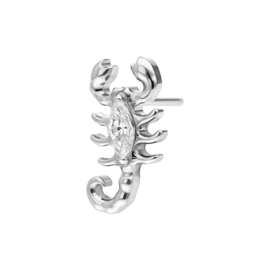 Aplique de piercing en forma de escorpión plateado con cristal claro sobre fondo blanco