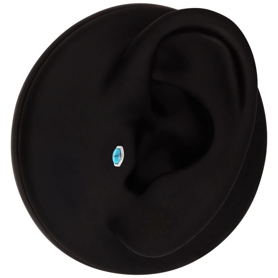 Modelo de oreja negra con accesorio ovalado turquesa