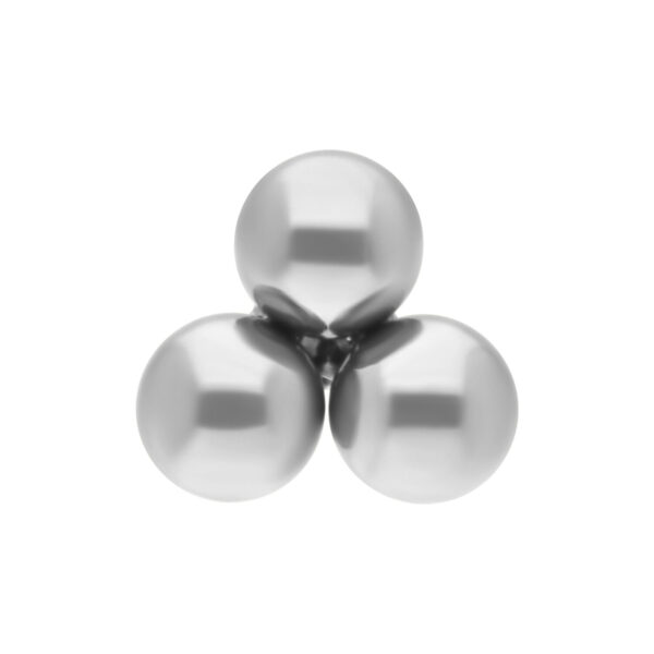 Tres accesorios esféricos en oro blanco brillante sobre fondo blanco