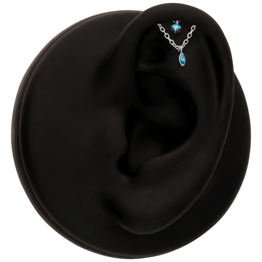 Modelo de oreja negra con doble joya turquesa y cadena